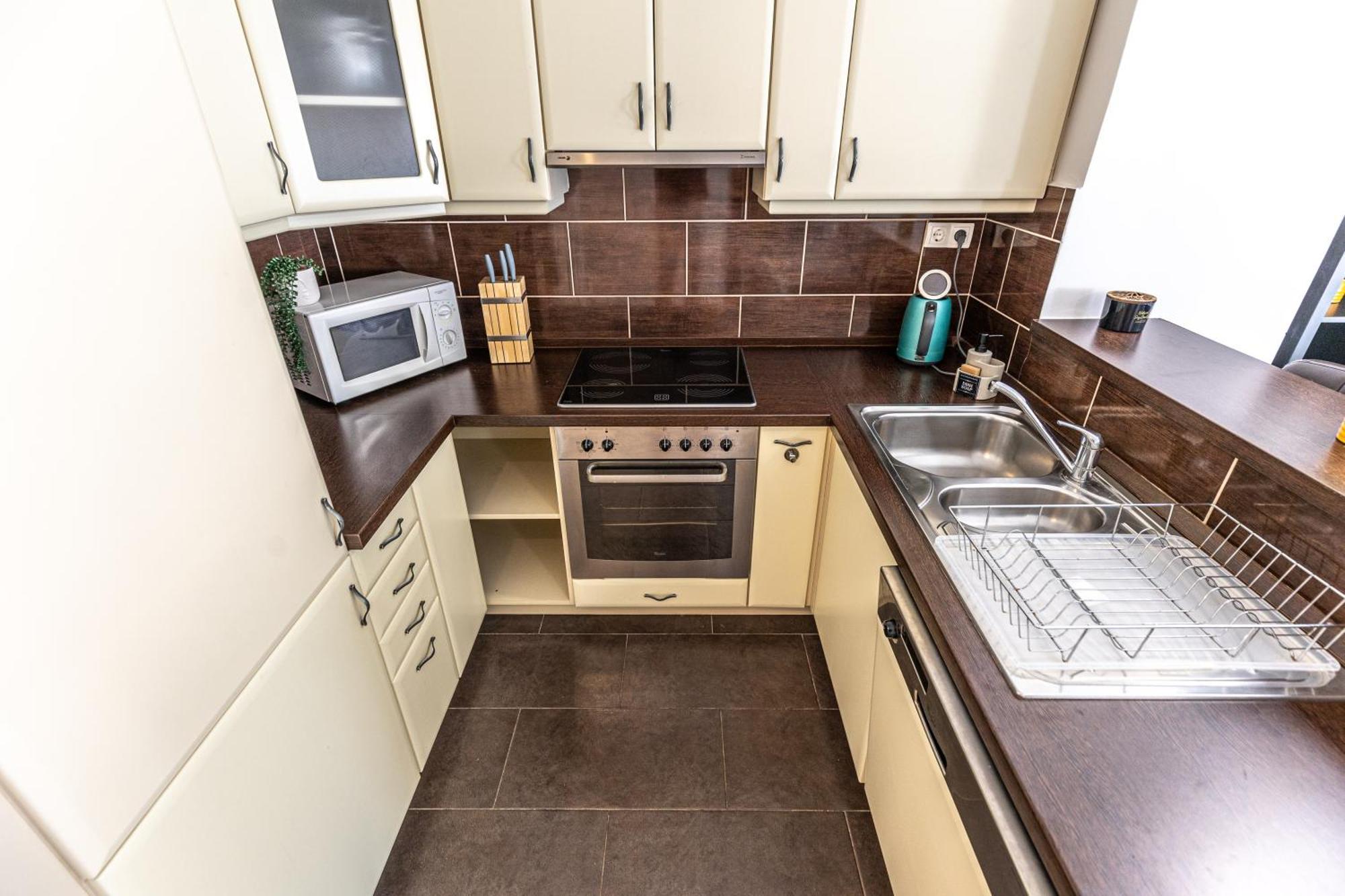 Gozsdu White Raven Residence 504 With Free Underground Parking — Photos 2